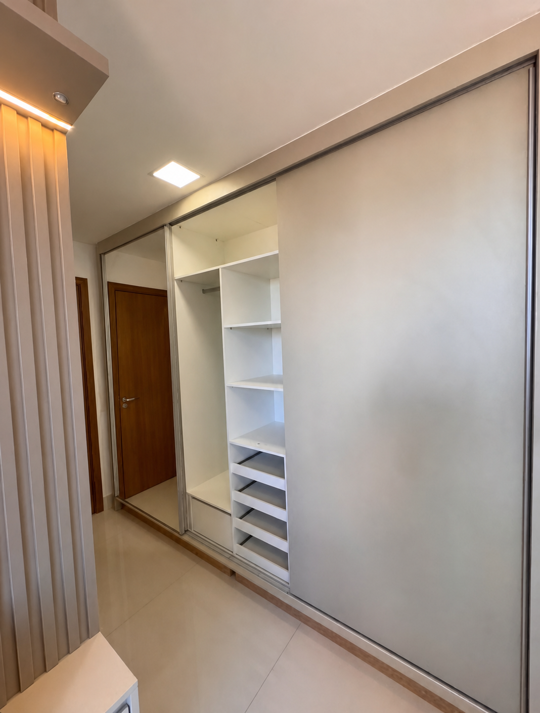 Closet com portas deslizantes
