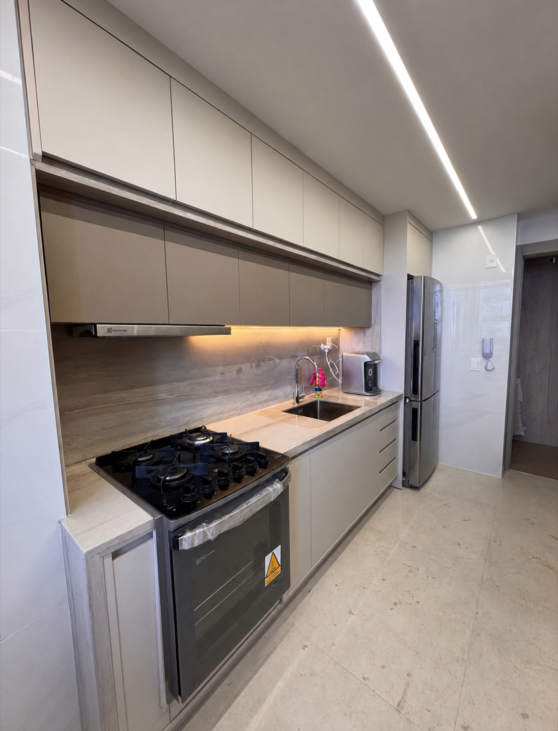 Cozinha linear planejada em tons neutros