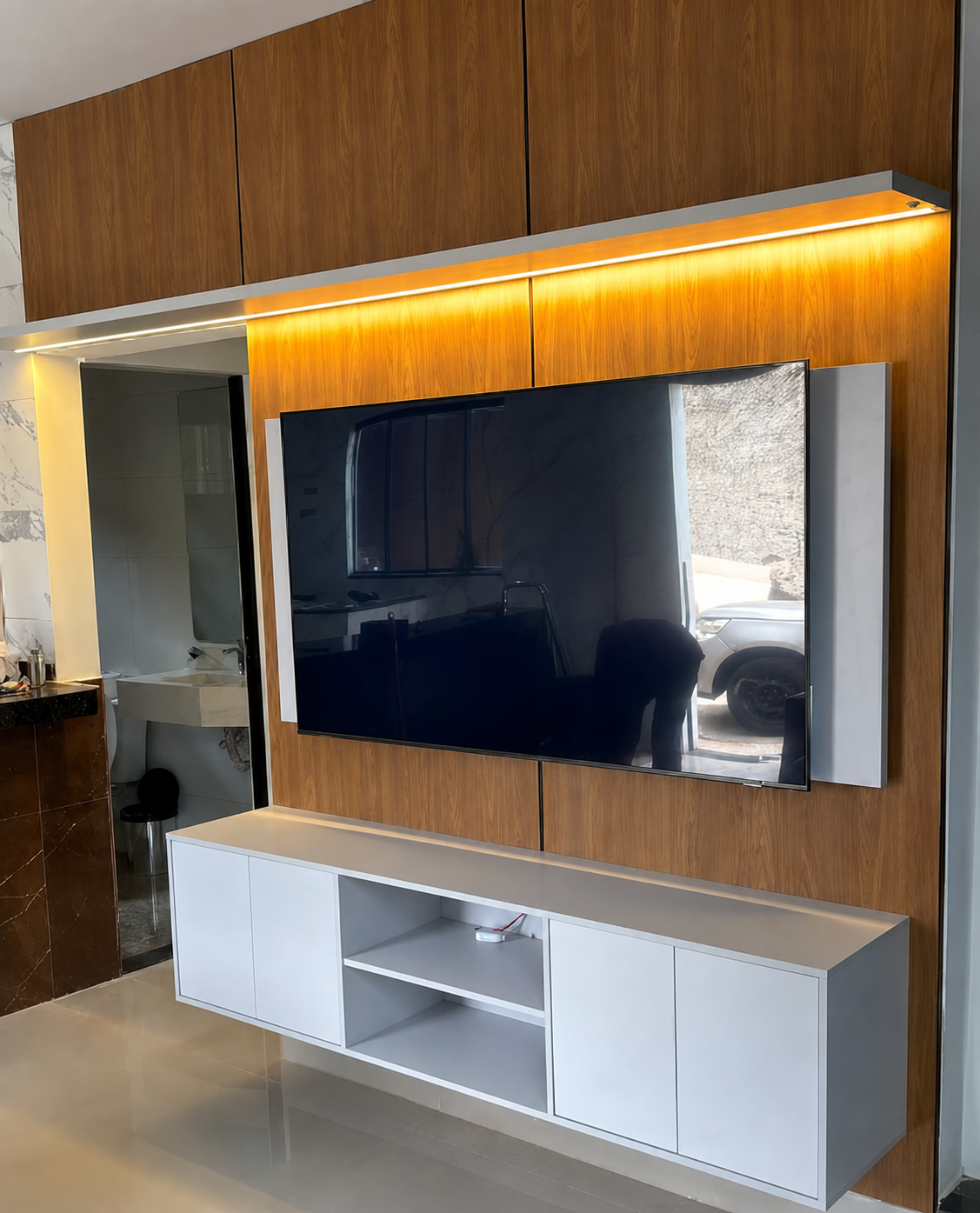 Painel de TV amadeirado com iluminação LED