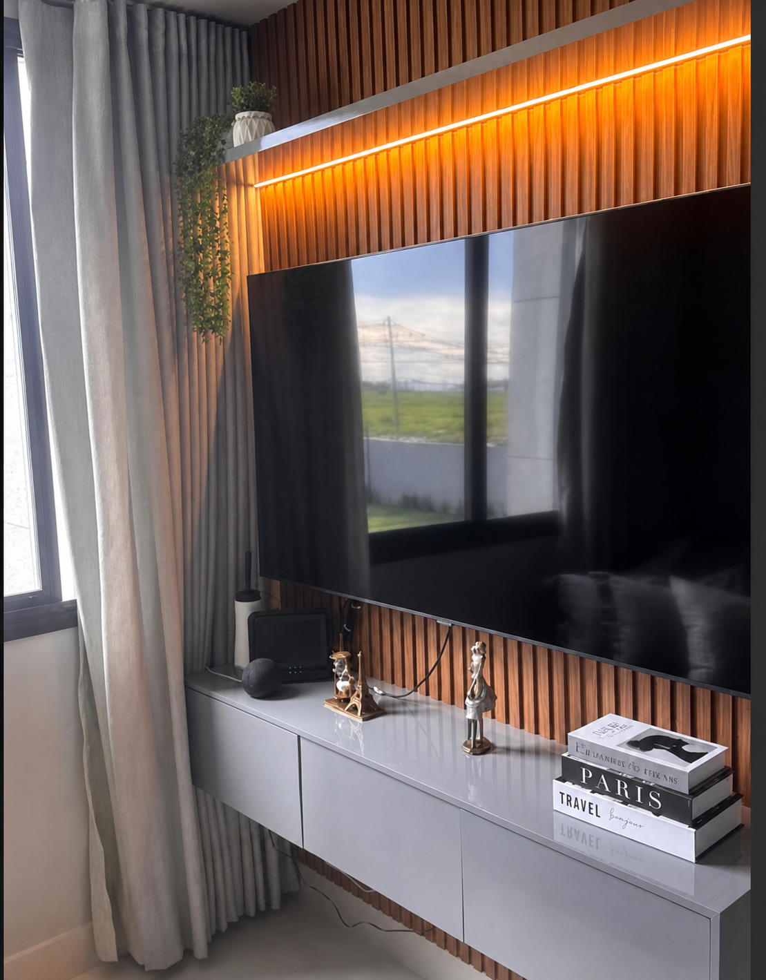 Painel de TV ripado com iluminação LED