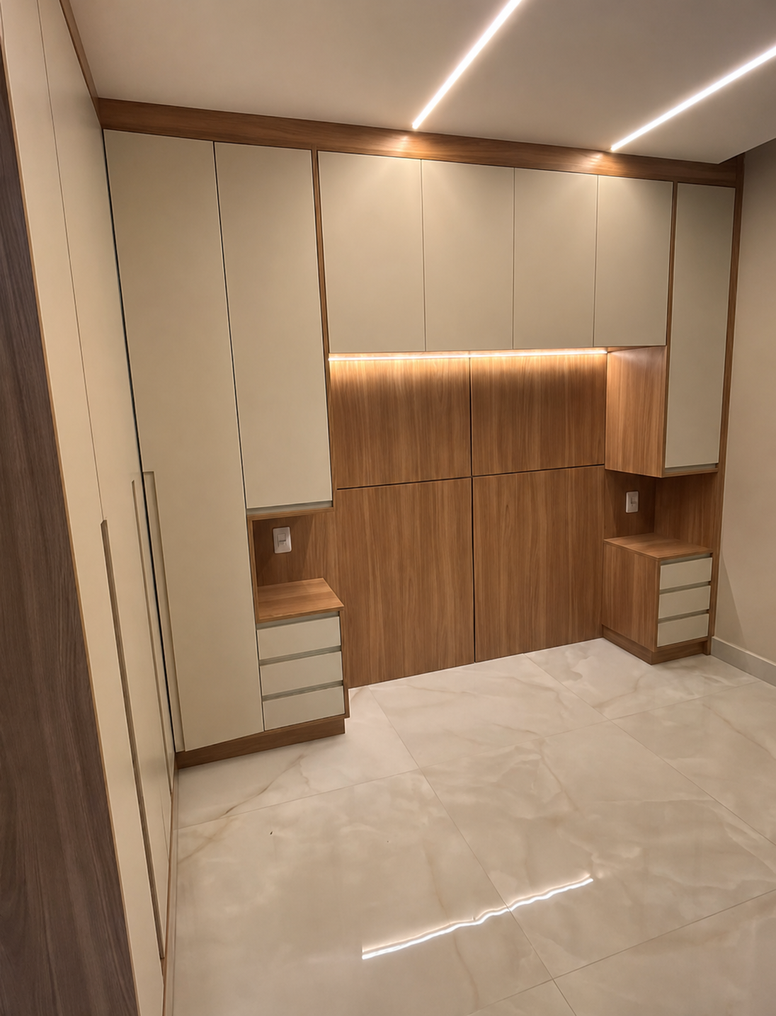 Quarto planejado com cabeceira amadeirada e LED