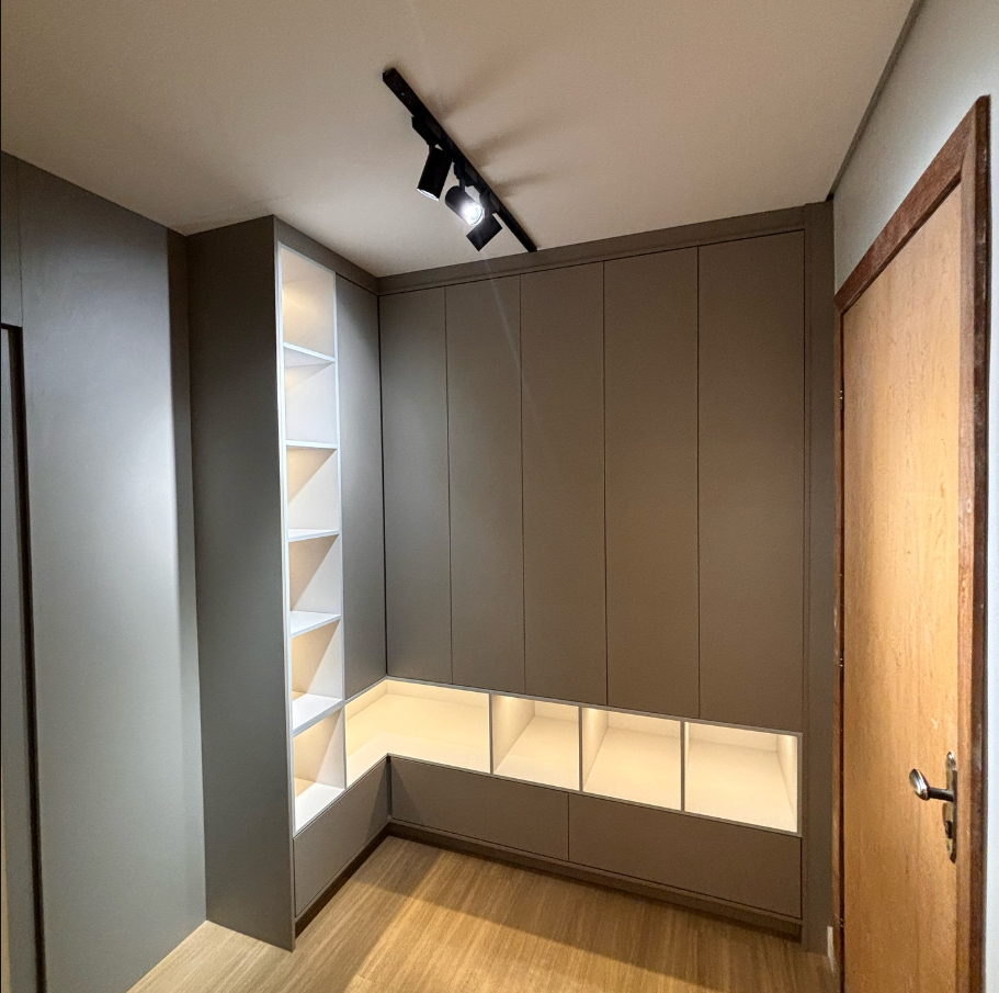 Quarto planejado em tons de cinza com nichos iluminados