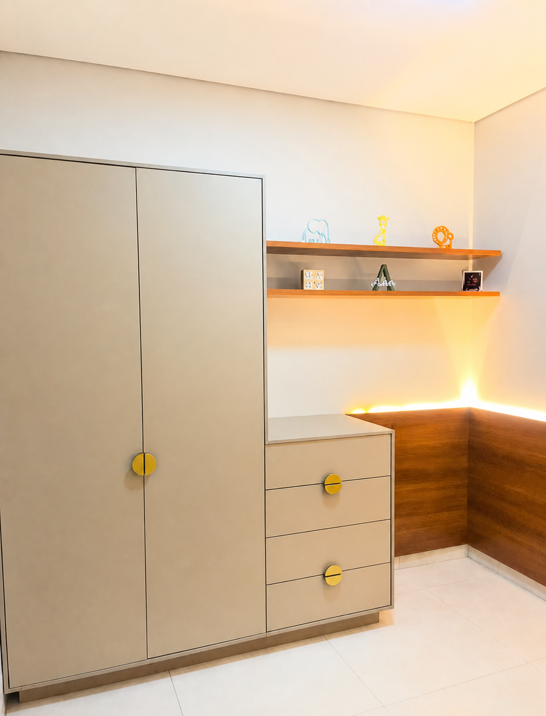 Quarto planejado claro com detalhes amadeirados